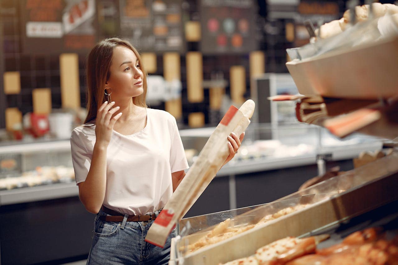 Chica comprando en supermercado